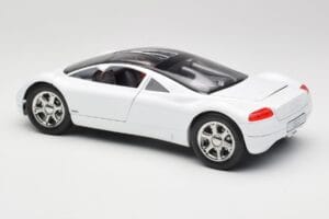 Audi Avus Quattro Alpine White Revell 1:18 08913 Kov – obrázok 7 z 8