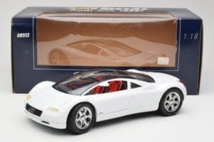Audi Avus Quattro Alpine White Revell 1:18 08913 Kov – obrázok 8 z 8