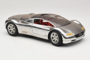 Audi Avus Quattro Chrome Silver Revell 1:18 08913-C1 Kov – obrázok 6 z 8