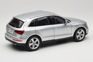 Audi Q5 8R Ice Silver Kyosho 1:18 09242IS Kov – obrázok 3 z 8