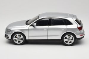 Audi Q5 8R Ice Silver Kyosho 1:18 09242IS Kov – obrázok 4 z 8