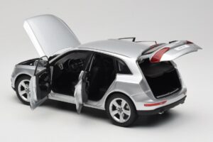 Audi Q5 8R Ice Silver Kyosho 1:18 09242IS Kov – obrázok 5 z 8