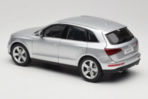 Audi Q5 8R Ice Silver Kyosho 1:18 09242IS Kov – obrázok 7 z 8