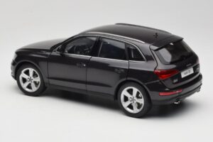 Audi Q5 8R Lava Grey Kyosho 1:18 09242LG Kov – obrázok 7 z 8