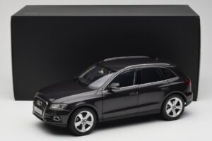 Audi Q5 8R Lava Grey Kyosho 1:18 09242LG Kov – obrázok 8 z 8