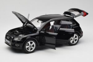 Audi Q5 8R Phantom Black Kyosho 1:18 09242BK Kov – obrázok 2 z 8