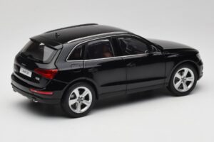 Audi Q5 8R Phantom Black Kyosho 1:18 09242BK Kov – obrázok 3 z 8