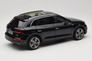 Audi Q5L FY Čierny Paudi Model 1:18 26732 Kov – obrázok 3 z 8