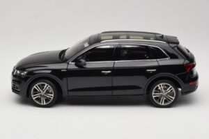Audi Q5L FY Čierny Paudi Model 1:18 26732 Kov – obrázok 4 z 8