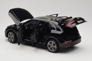 Audi Q5L FY Čierny Paudi Model 1:18 26732 Kov – obrázok 5 z 8