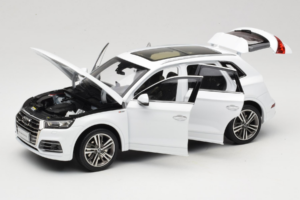 Audi Q5L FY Biely Paudi Model 1:18 30694 Kov – obrázok 2 z 8