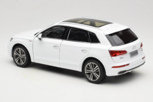 Audi Q5L FY Biely Paudi Model 1:18 30694 Kov – obrázok 7 z 8
