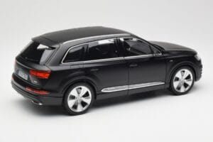 Audi Q7 4M Matný Čierny Minichamps 1:18 110014001 Kov – obrázok 3 z 8