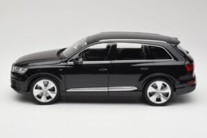 Audi Q7 4M Orca Black Minichamps 1:18 5011407625 Kov – obrázok 4 z 8
