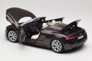 Audi R8 5.2 Spyder Teak Brown Kyosho 1:18 5010918525 Kov – obrázok 5 z 8