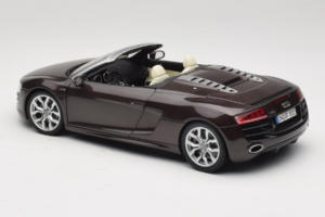 Audi R8 5.2 Spyder Teak Brown Kyosho 1:18 5010918525 Kov – obrázok 7 z 8