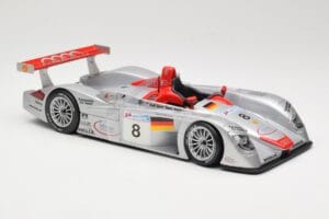 Audi R8 LMP900 #8 Audi Sport Team Joest F. Biela / E. Pirro / T. Kristensen 24 Hours of Le Mans 2000 Maisto 1:18 38899 Kov – obrázok 4 z 6