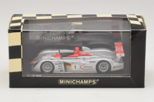 Audi R8 LMP #1 F. Biela / E. Pirro / T. Kristensen 24 Hours of Le Mans Winner 2001 Minichamps 1:43 400011201 Kov – obrázok 4 z 4