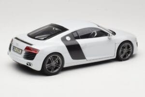 Audi R8 Type 42 Suzuka Grey Kyosho 1:18 09213SG Kov – obrázok 3 z 8