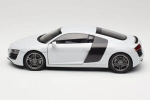 Audi R8 Type 42 Suzuka Grey Kyosho 1:18 09213SG Kov – obrázok 4 z 8