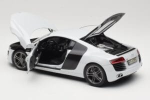 Audi R8 Type 42 Suzuka Grey Kyosho 1:18 09213SG Kov – obrázok 5 z 8
