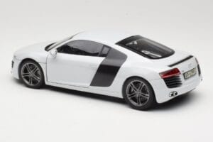 Audi R8 Type 42 Suzuka Grey Kyosho 1:18 09213SG Kov – obrázok 7 z 8