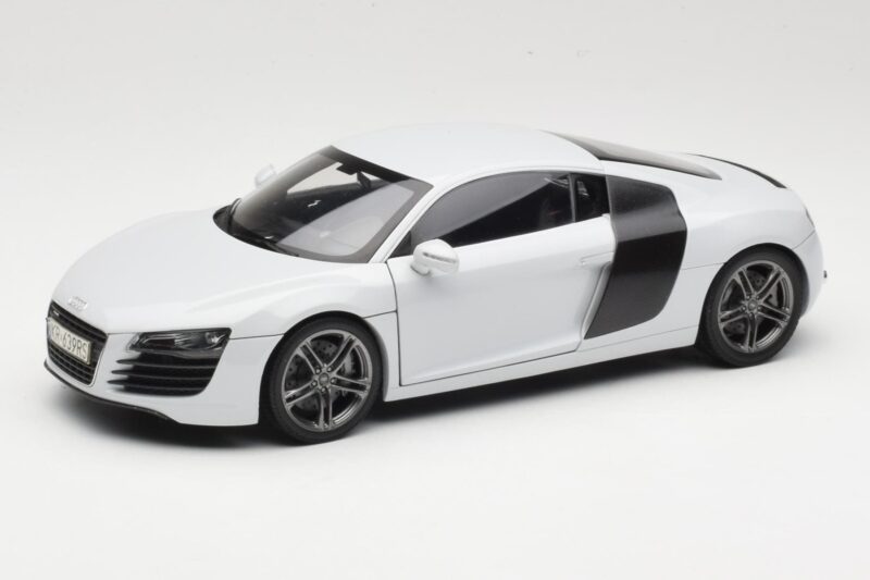 Audi R8 Type 42 Suzuka Grey Kyosho 1:18 09213SG Kov