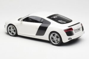 Audi R8 Type 42 Biely Kyosho 1:18 09213W Kov – obrázok 7 z 8