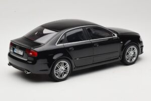 Audi RS4 B7 Sedan Phantom Black Minichamps 1:18 5010509115 Kov – obrázok 3 z 8