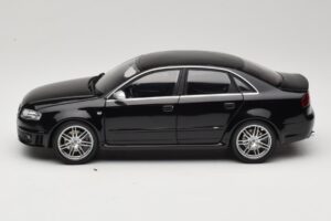 Audi RS4 B7 Sedan Phantom Black Minichamps 1:18 5010509115 Kov – obrázok 4 z 8