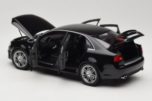 Audi RS4 B7 Sedan Phantom Black Minichamps 1:18 5010509115 Kov – obrázok 5 z 8
