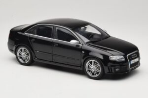 Audi RS4 B7 Sedan Phantom Black Minichamps 1:18 5010509115 Kov – obrázok 6 z 8