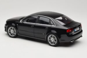 Audi RS4 B7 Sedan Phantom Black Minichamps 1:18 5010509115 Kov – obrázok 7 z 8