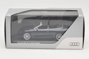 Audi RS5 B8 Kabriolet Estoril Blue Minichamps 1:43 5011215313 Kov – obrázok 4 z 4