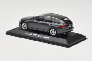 Audi RS6 C5 Avant Daytona Grey Minichamps 1:43 5010710233 Kov – obrázok 3 z 4