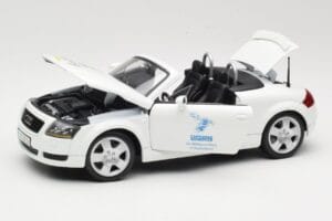 Audi TT 8N Kabriolet Biely Maisto 1:18 56065 Kov – obrázok 2 z 8