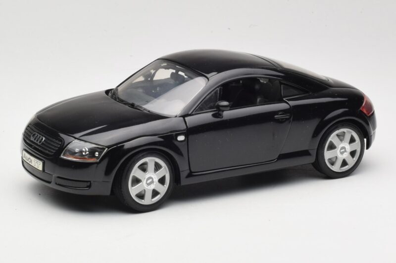 Audi TT 8N Čierny Revell 1:18 08953 Kov