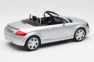 Audi TT 8N Roadster Silver Metallic Minichamps 1:18 155017031 Kov – obrázok 2 z 6