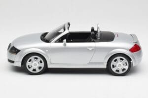 Audi TT 8N Roadster Silver Metallic Minichamps 1:18 155017031 Kov – obrázok 3 z 6
