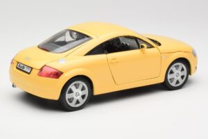 Audi TT 8N Žltý Revell 1:18 08954-M1 Kov – obrázok 3 z 8