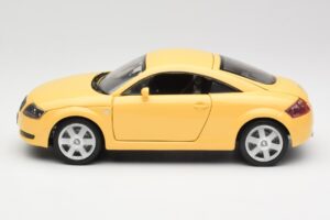 Audi TT 8N Žltý Revell 1:18 08954-M1 Kov – obrázok 4 z 8