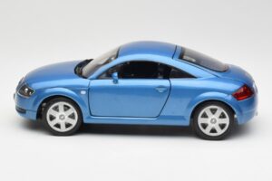 Audi TT 8N Modrý Revell 1:18 8954 Kov – obrázok 4 z 8