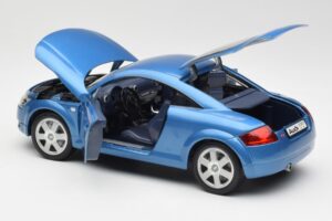 Audi TT 8N Modrý Revell 1:18 8954 Kov – obrázok 5 z 8