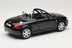 Audi TT 8N Roadster Čierny Revell 1:18 8980 Kov – obrázok 3 z 8