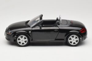 Audi TT 8N Roadster Čierny Revell 1:18 8980 Kov – obrázok 4 z 8