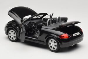 Audi TT 8N Roadster Čierny Revell 1:18 8980 Kov – obrázok 5 z 8