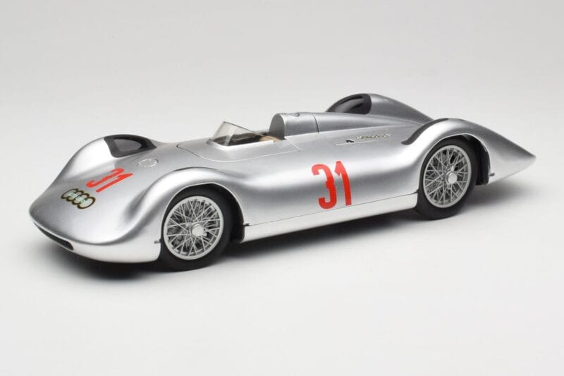 Auto Union Typ C Stromlinie #31 B. Rosemeyer 1937 Strieborný Revell 1:18 08436 Kov