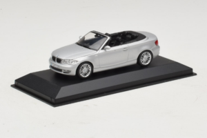 BMW 1-Series E88 Kabriolet Titan Silver Minichamps 1:43 80420427037-R1 Kov – obrázok 2 z 5