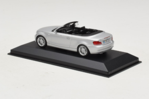 BMW 1-Series E88 Kabriolet Titan Silver Minichamps 1:43 80420427037-R1 Kov – obrázok 3 z 5