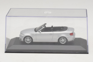 BMW 1-Series E88 Kabriolet Titan Silver Minichamps 1:43 80420427037-R1 Kov – obrázok 4 z 5